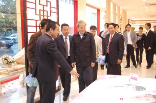 杜鈺洲會(huì)長參觀紅豆家紡旗艦店