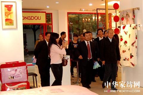杜鈺洲會(huì)長參觀紅豆家紡旗艦店
