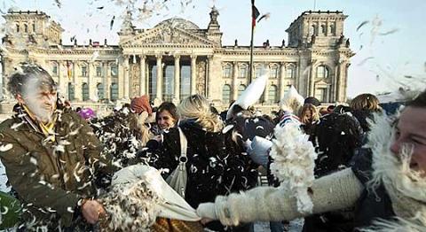 德國(guó)首都柏林上演“枕頭大戰(zhàn)”