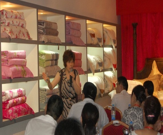 達達創(chuàng)遠對艾伊家紡員工進行培訓(xùn)