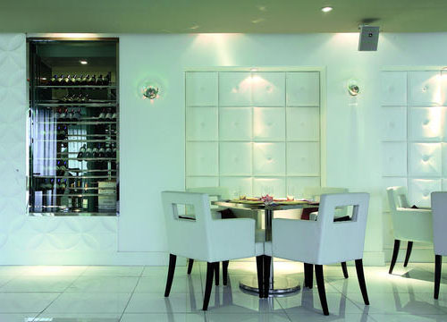 用白色構建空間形態