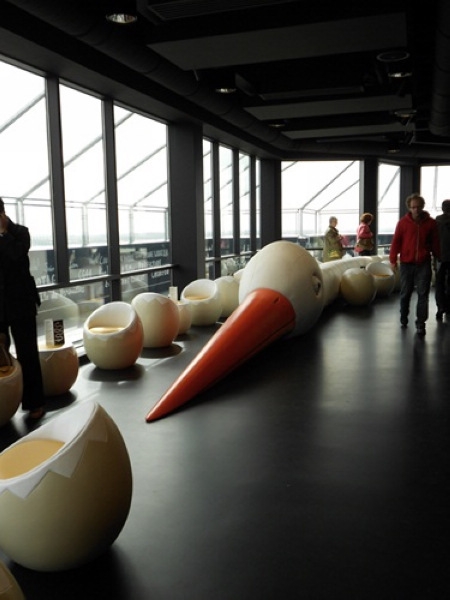 獨(dú)特鳥蛋座椅法國南特市鳥巢酒吧