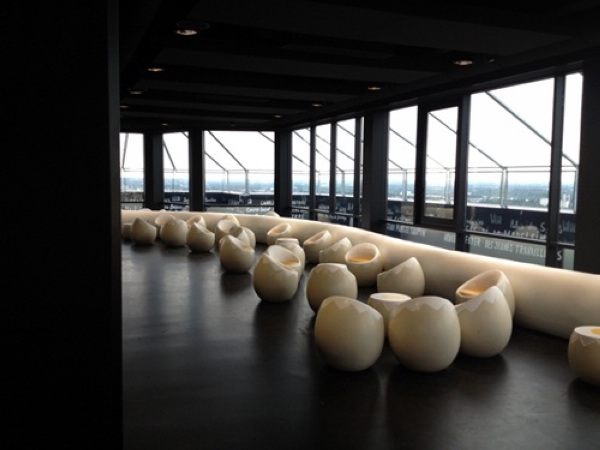 獨(dú)特鳥蛋座椅法國南特市鳥巢酒吧