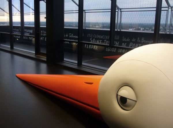 獨(dú)特鳥蛋座椅法國南特市鳥巢酒吧