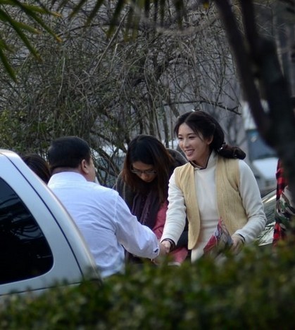 林志玲片場(chǎng)與鄭則仕握手鞠躬