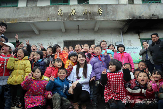 伊能靜投身公益帶領(lǐng)孩子們讀書