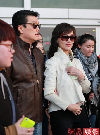 趙雅芝與老公牽手現身機場