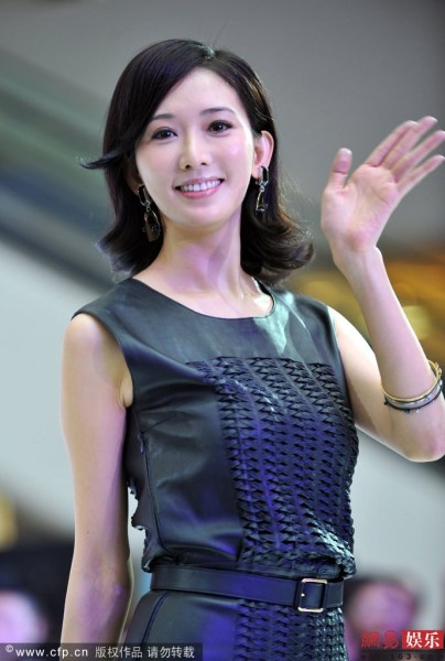 林志玲亮相活動秀美腿與男子擁抱