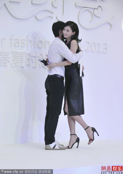 林志玲亮相活動秀美腿與男子擁抱