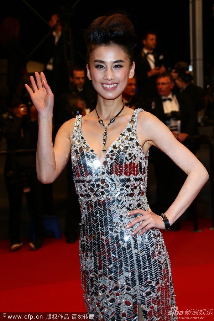 黃圣依戛納走秀 亮片禮服惹眼秀紋身