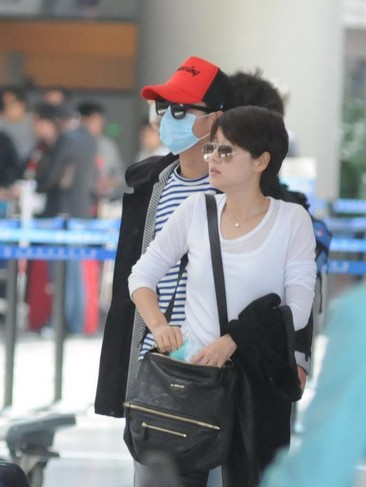 文章馬伊琍夫婦現(xiàn)身機(jī)場(chǎng)