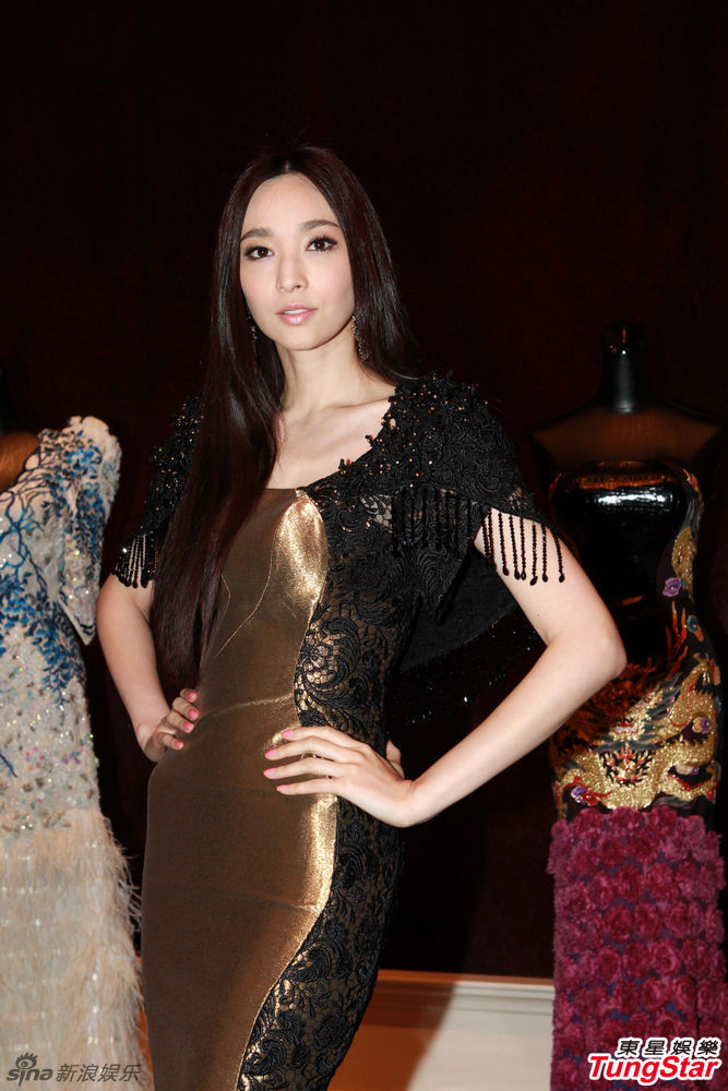 吳佩慈金色黑紗長裙亮相身段優美