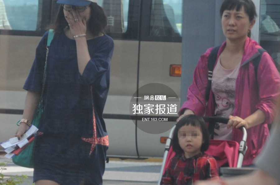 趙薇攜女現身機場 為防偷拍分開而行