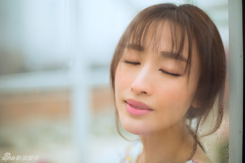 張儷拍清新淡雅寫真優(yōu)雅氣質(zhì)顯魅力