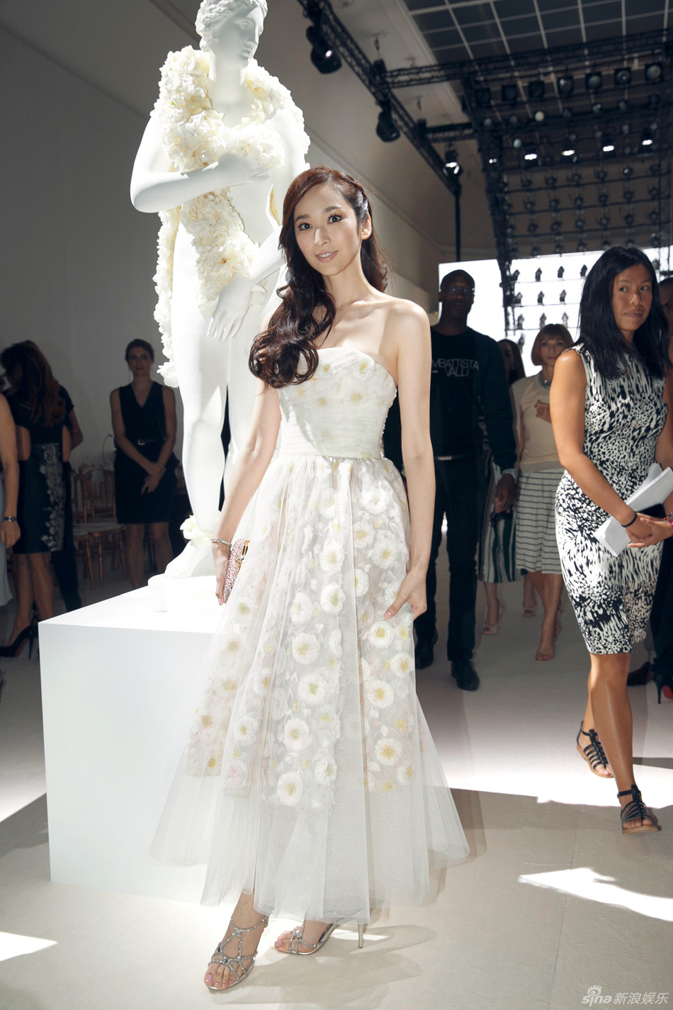 吳佩慈蕾絲裙飄逸似仙子