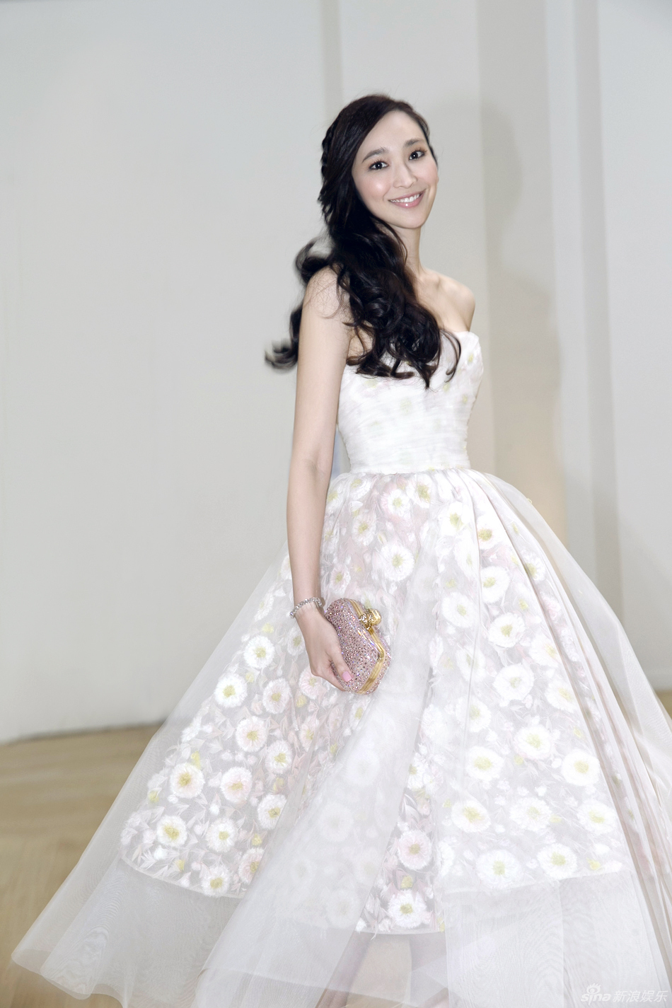 吳佩慈蕾絲裙飄逸似仙子