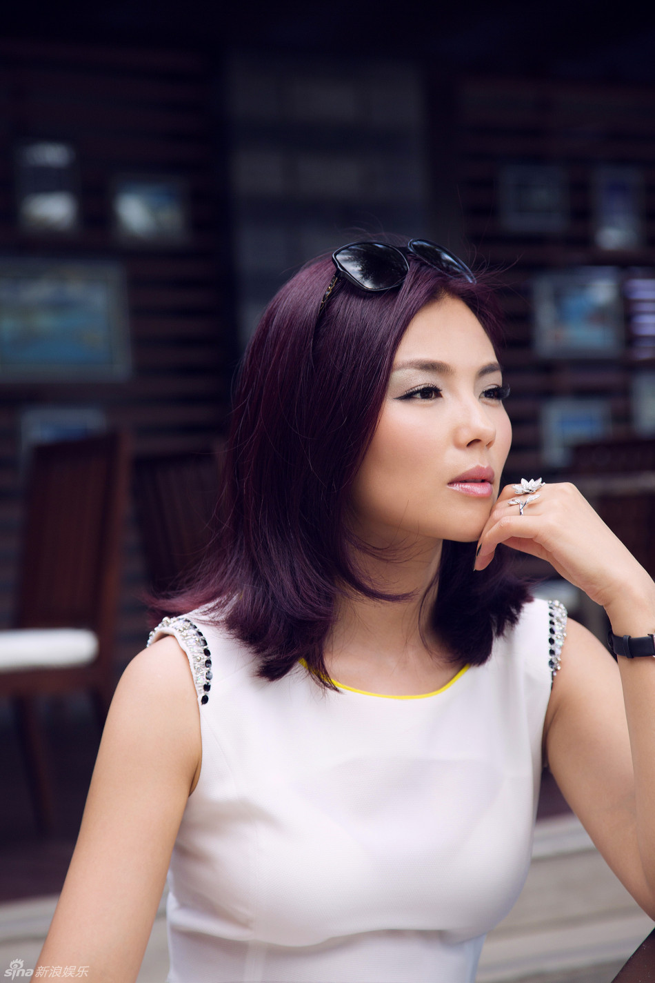 劉濤街拍御姐造型享受悠閑時(shí)光