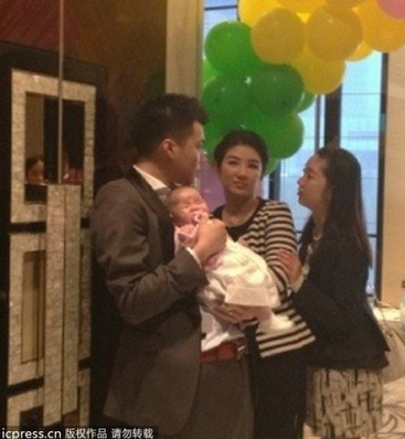 黃奕女兒慶百天視頻曝光