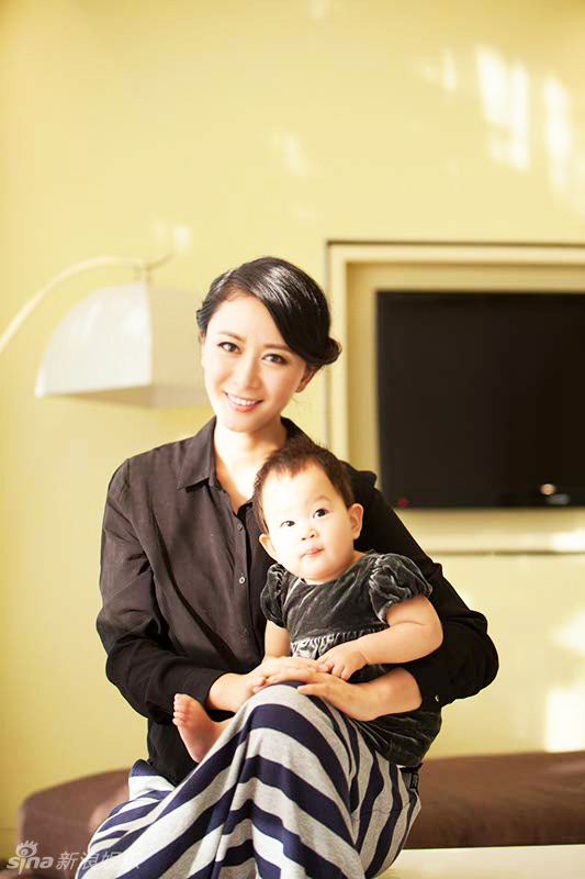 張恒攜女登雜志享受親子陽光