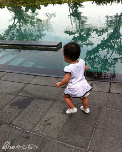 趙薇愛女小四月成長(zhǎng)記錄撒嬌賣萌惹人愛