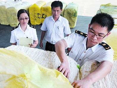 黃島檢疫局現(xiàn)場(chǎng)檢疫入境棉花