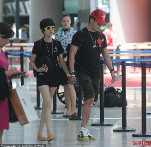 陸毅鮑蕾穿情侶裝現身機場