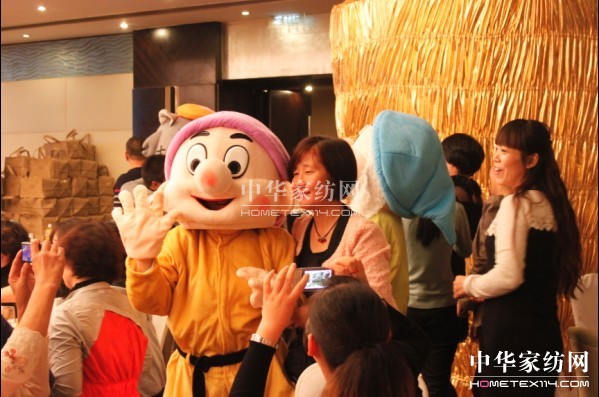 �Pʢ�Ҽ�2014������Ʒ�l(f��)����(hu��)�A�M��Ļ