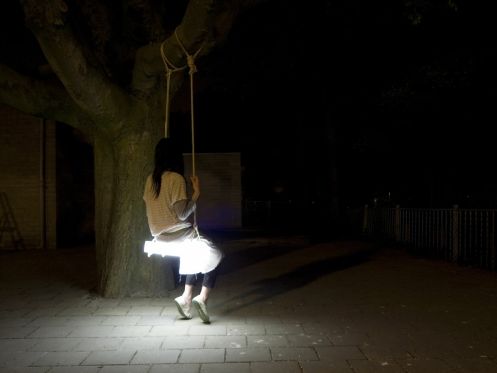 搖曳溫暖的秋千燈