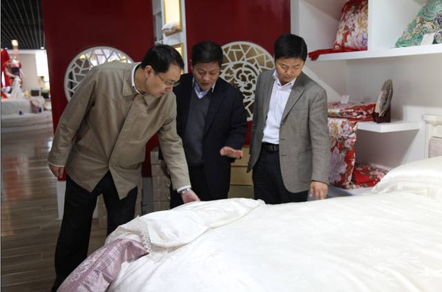 玖久絲綢:省委組織部領(lǐng)導(dǎo)蒞企調(diào)研