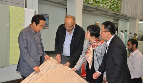 楊兆華陪同巴薩爾等考察濱州家紡企業