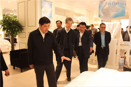 南通市政協(xié)主席王德忠一行至凱盛家紡調(diào)研