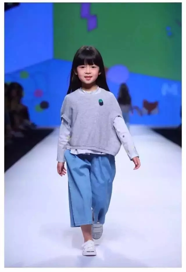 �r���OӋ���R��FASHIONSHOWCASE���z�����ɞ麼�ݕr��ƽ�_