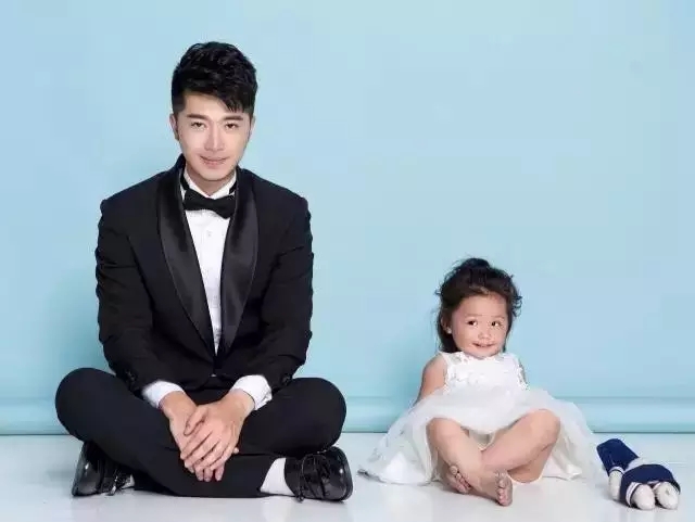 �r���OӋ���R��FASHIONSHOWCASE���z�����ɞ麼�ݕr��ƽ�_