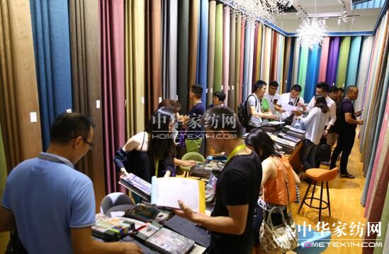 �ݳ޷�ɫ�����ؘ��L(f��ng)�R��ꇲ�ˇ�󿧂������ڼҼ�չ�����ݕr�д�