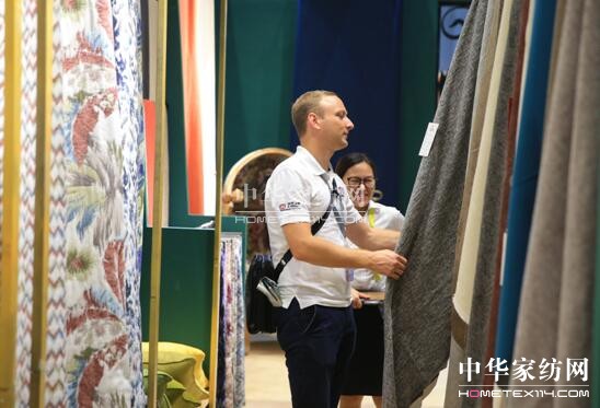 �ݳ޷�ɫ�����ؘ��L(f��ng)�R��ꇲ�ˇ�󿧂������ڼҼ�չ�����ݕr�д�