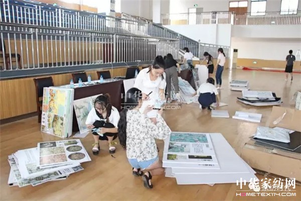 �ư���һ��(ch��ng)ɫˇ�p�^�Į�(hu��)�������ں�������չ�_(k��i)����